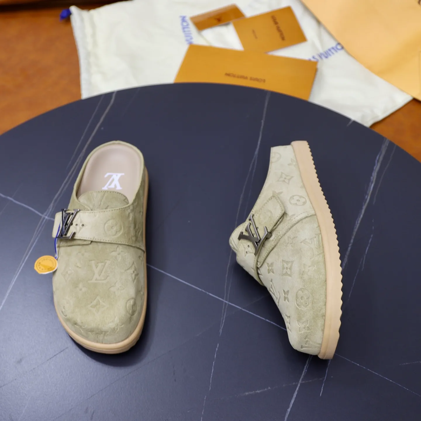 Ex-factory price: 520💰🙅‍♂️🙅‍♂️🙅‍♂️Birkenstock Brand: LV Louis Vuitton Standard code: 38-45 (cowhide lining) Grade: Same as the official website Material: Original leather design Original rubber wear-resistant molded outsole Style category: Men's fashion sandals Distinguished luxury brand elements Top luxury Color: Actual picture color